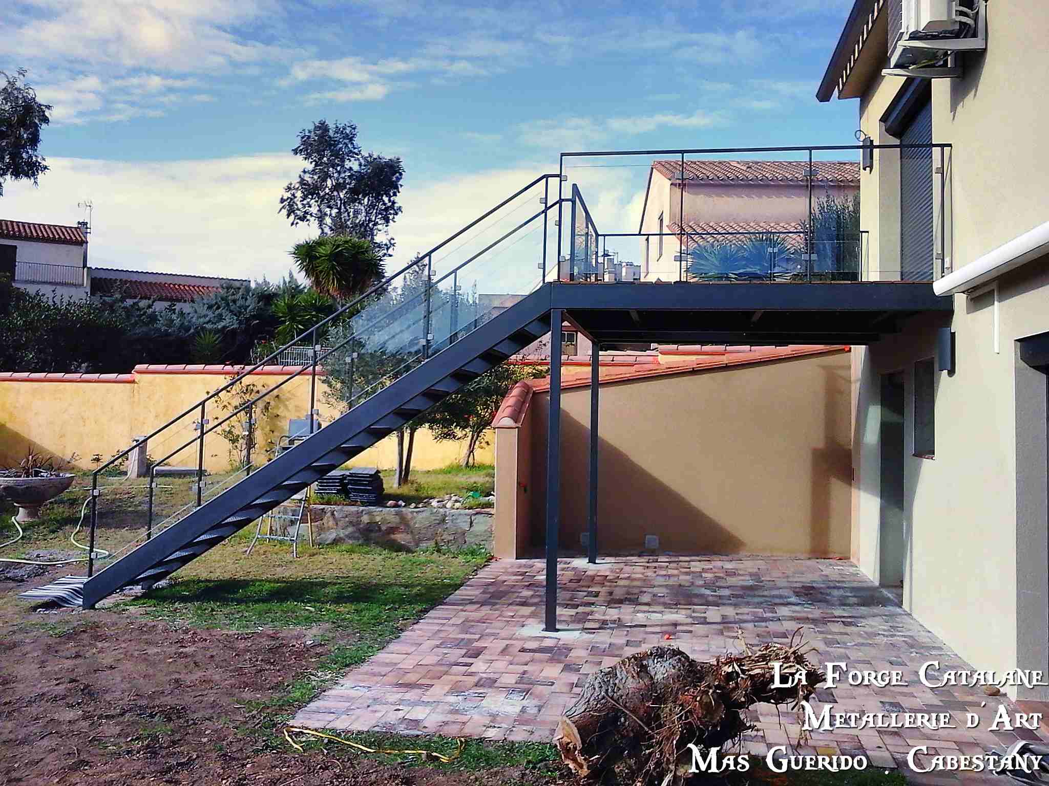 escalier et passerelle exterieure remplissage bois ipe forge catalane.jpg